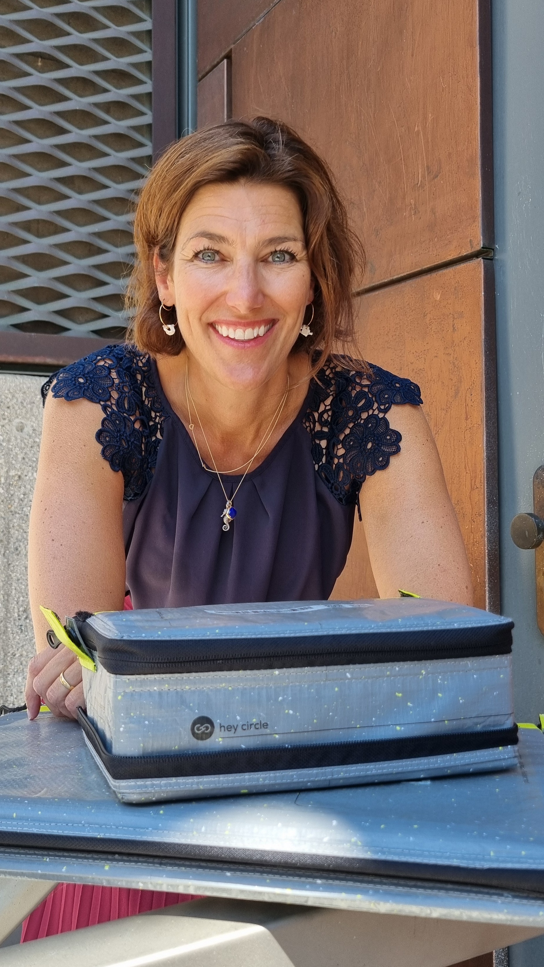 Doris Diebold mit hey circle Verpackung